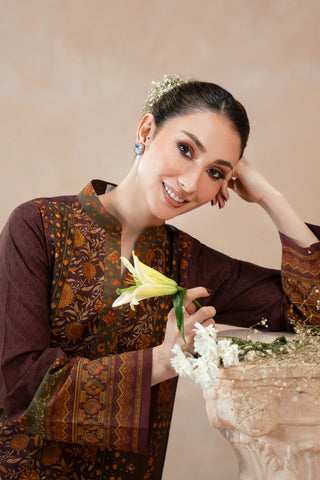 Manto's ready to wear plum lawn Zuri kurta with Urdu calligraphy of poetry by Nida Fazli