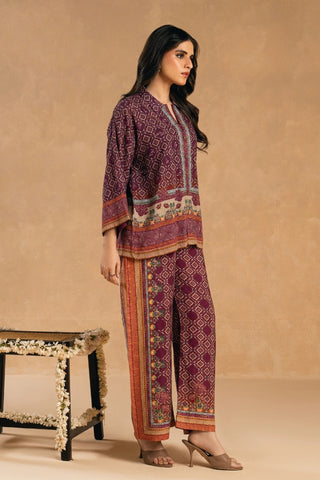 2-piece set. Featuring a short shirt, paired with straight trousers