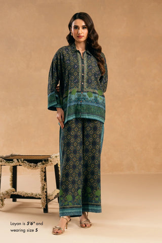 2-piece set. Featuring a short shirt, paired with straight trousers