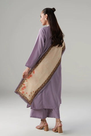 Beige Crinkle Silk, printed stole that features the words of Nida Fazli calligraphed throughout. 
