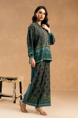 2-piece set. Featuring a short shirt, paired with straight trousers