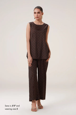 The Silsila Inner, made from Crepe, is a printed inner set featuring a round hemline and straight pants.&nbsp;