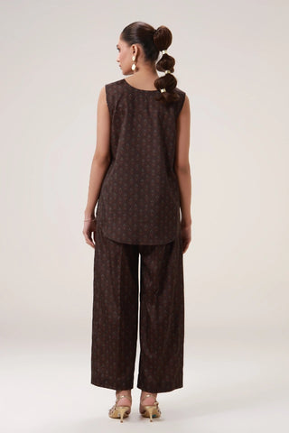 The Silsila Inner, made from Crepe, is a printed inner set featuring a round hemline and straight pants.&nbsp;