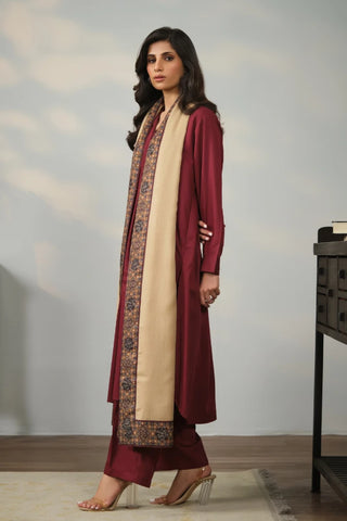 Samaa is a unisex shawl, featuring the words of Allama Iqbal on the borders.