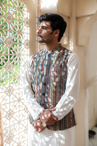 Shopmanto, wear manto, manto clothing brand, manto vasket, waistcoat, manto zamana vasket, zamana vasket, manto winter wear, manto eastern, urdu calligraphy, manto khaddar zamana vasket forest green, khaddar waistcoat, khaddar men waistcoat, manto men, men waistcoat, festive wear