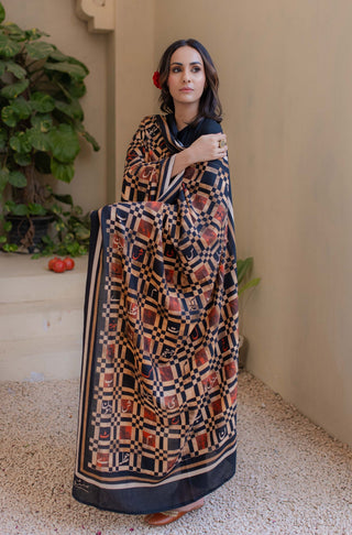 Shopmanto, wear manto, odhni, shawl, chaddar, manto odhni, manto scarves, manto stoles, manto, clothing brands, women shawl, ladies shawl, women shawl in black, women shawl with random words calligraphed in urdu, urdu calligraphy, urdu calligraphy clothes, manto calligraphy clothes, alfaaz odhni, shades of fire, manto alfaaz odhni
