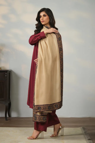 Samaa is a unisex shawl, featuring the words of Allama Iqbal on the borders.