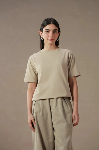 Manto 360° Tee – Caramel Latte